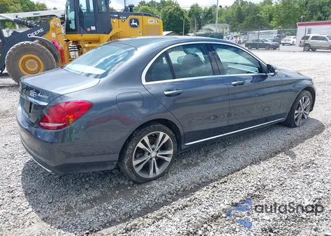 2015 Mercedes-Benz C 300 4Matic z USA, uszkodzony, nr VIN 55SWF4KB4FU030464